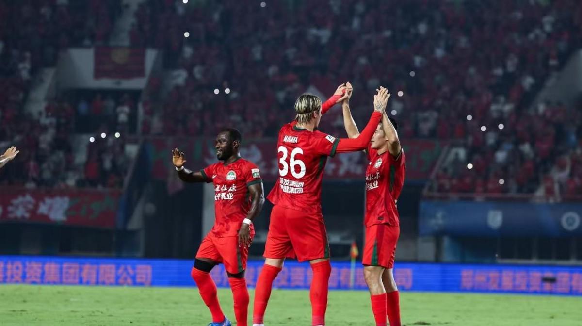 买马挣钱网站app-中超最新积分榜！海港战平，申花回榜首，垫底队连胜保级形势大乱