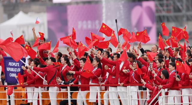 买马挣钱网站app-【图集】中国体育代表团正式亮相 马龙挥舞五星红旗